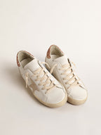 GOLDEN GOOSE Women's Super - Star with a suede star and peach - pink glitter heel tab | 黃金鵝 女款 Super - Star 搭配麂皮星星與蜜桃粉色亮片後跟標籤(白色) - LondonKelly 英國名牌代購