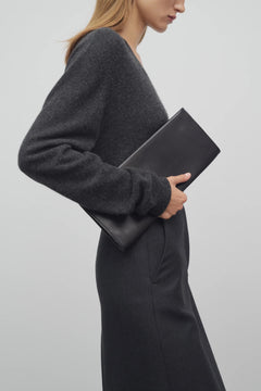 THE ROW Flat Clutch in Leather | 手袋 (多色)